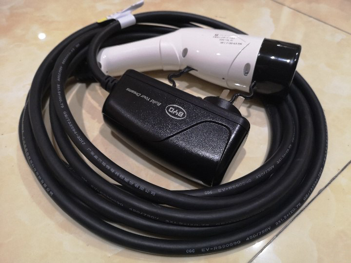 Il caricabatterie per auto elettriche di bordo di BYD adotta il cavo di ricarica OMG